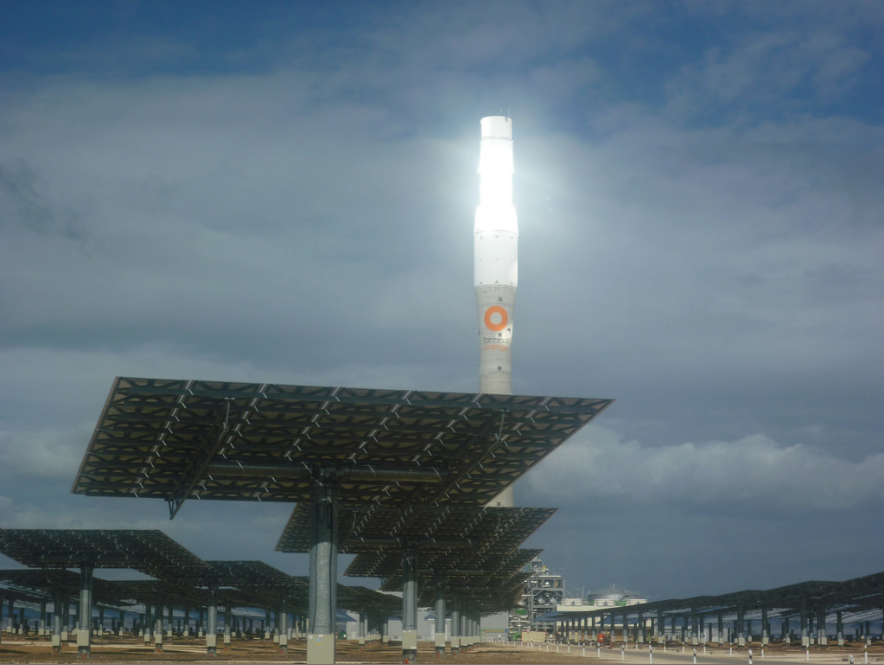 Torre central donde se concentra la radiación solar en la central Gema solar en Fuentes de Andalucía, Sevilla.