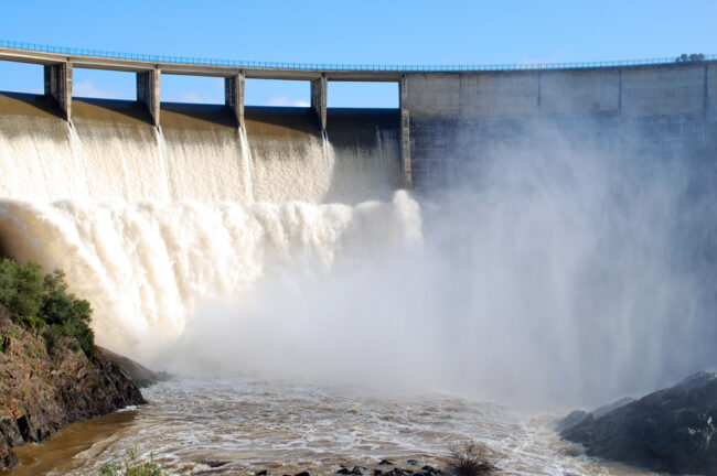 ENERGUATE - Así funciona una hidroeléctrica: Las hidroeléctricas generan  energía limpia, ya que utilizan el agua estancada en una presa para  redirigir el flujo de agua hacia una turbina, cuyas hélices giran