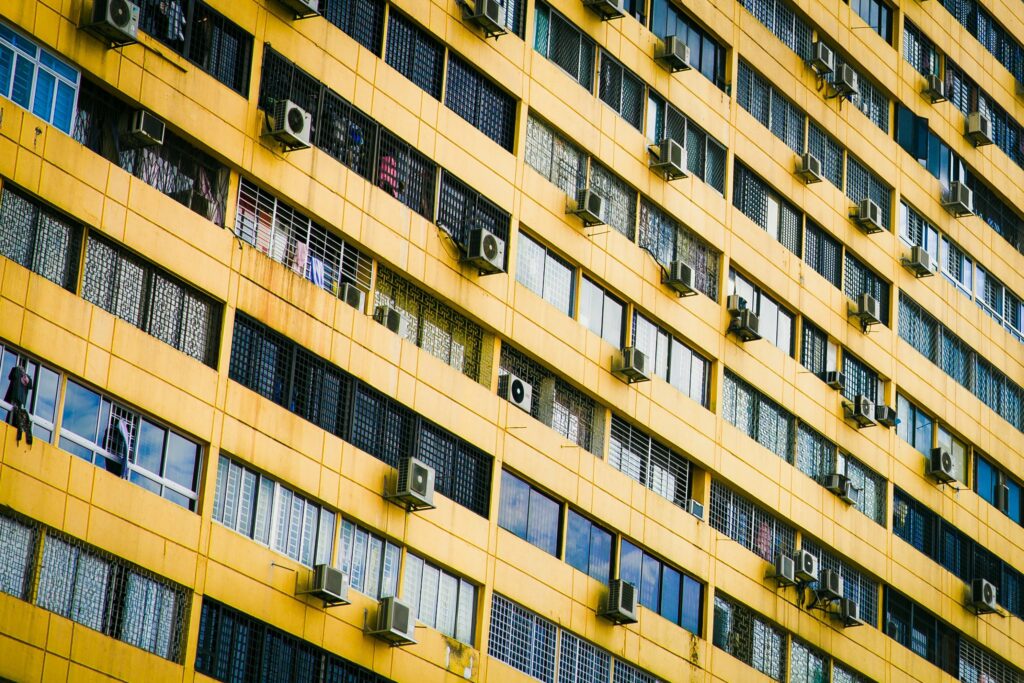 Fachada con aires acondicionados